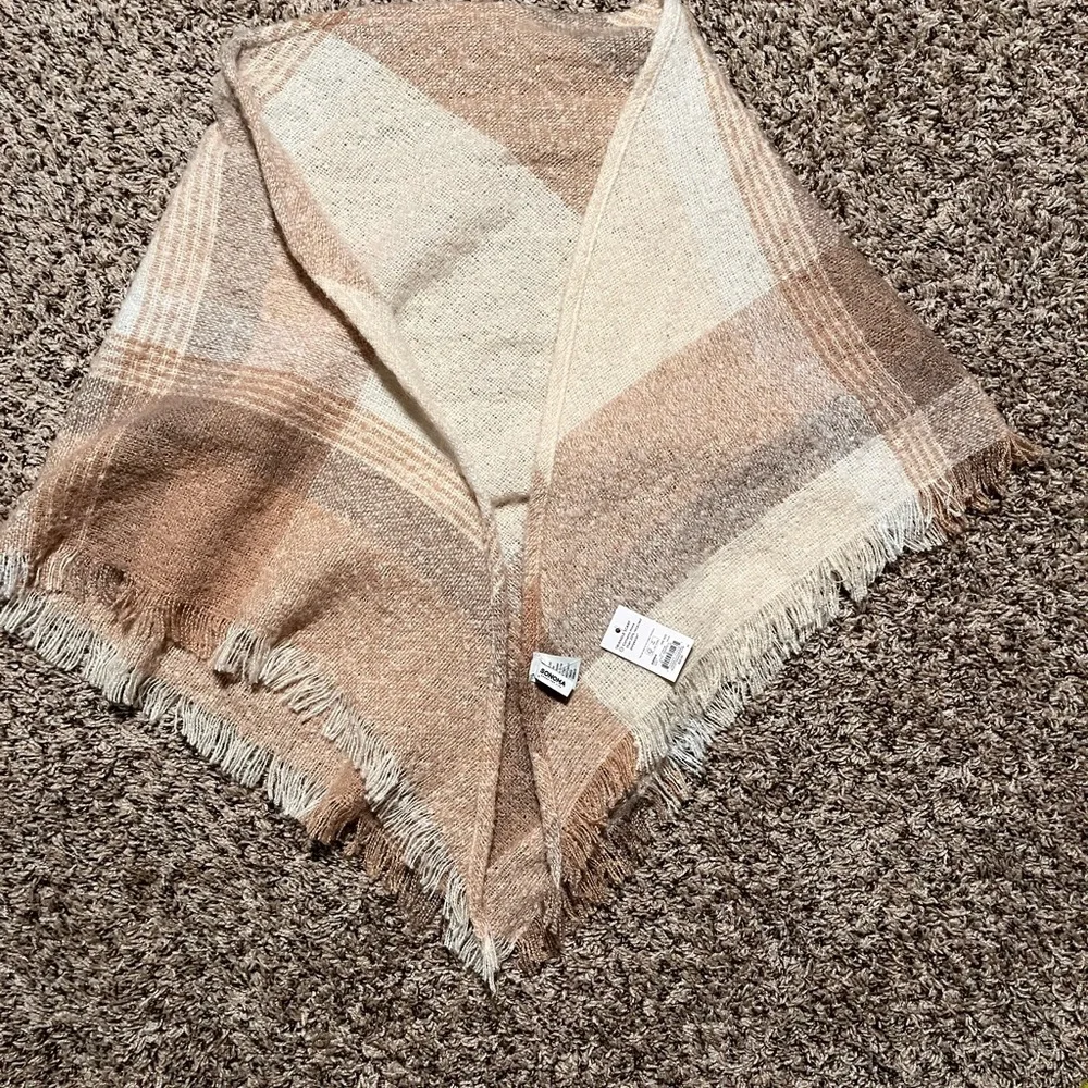 Kohl's Cozy Tan and Cream‎ Scarf